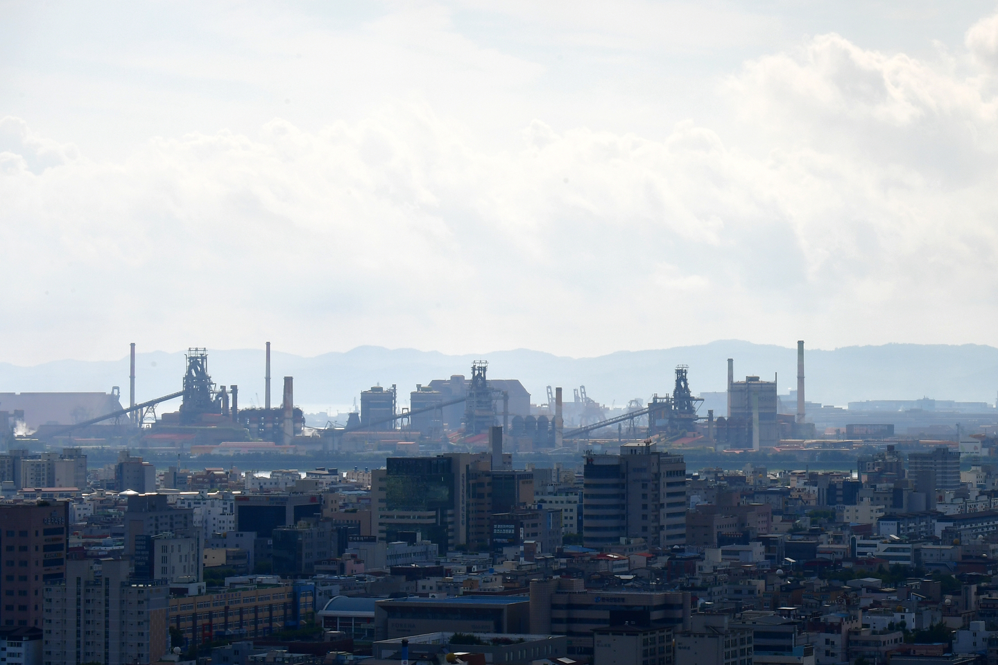 Dark clouds hang over the skies above Posco's steel mill in Pohang, North Gyeongsang, on July 31. [NEWS1]