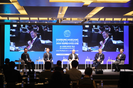 From left, Cho Byung-kwan, a distinguished professor at KAIST, Lee Sang-yeop, vice president for research at KAIST, Philip M. Kim, a molecular genetics professor at the University of Toronto, Kakao Healthcare CEO Hwang Hee and Professor Zhang Byoung-tak, head of the AI Institute at Seoul National University discuss about AI in biomanufacturing during the 2025 Daesung Haegang Science Forum held at the Westin Josun Hotel in central Seoul on Nov. 4. [DAESUNG GROUP]