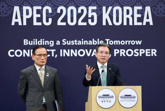 Presidential Director of National Policy Kim Yong-beom briefs reporters on the Korea-U.S. summit at the APEC Media Center in Gyeongju, North Gyeongsang, on Oct. 29, alongside National Security Adviser Wi Sung-lac. [JOINT PRESS CORPS]