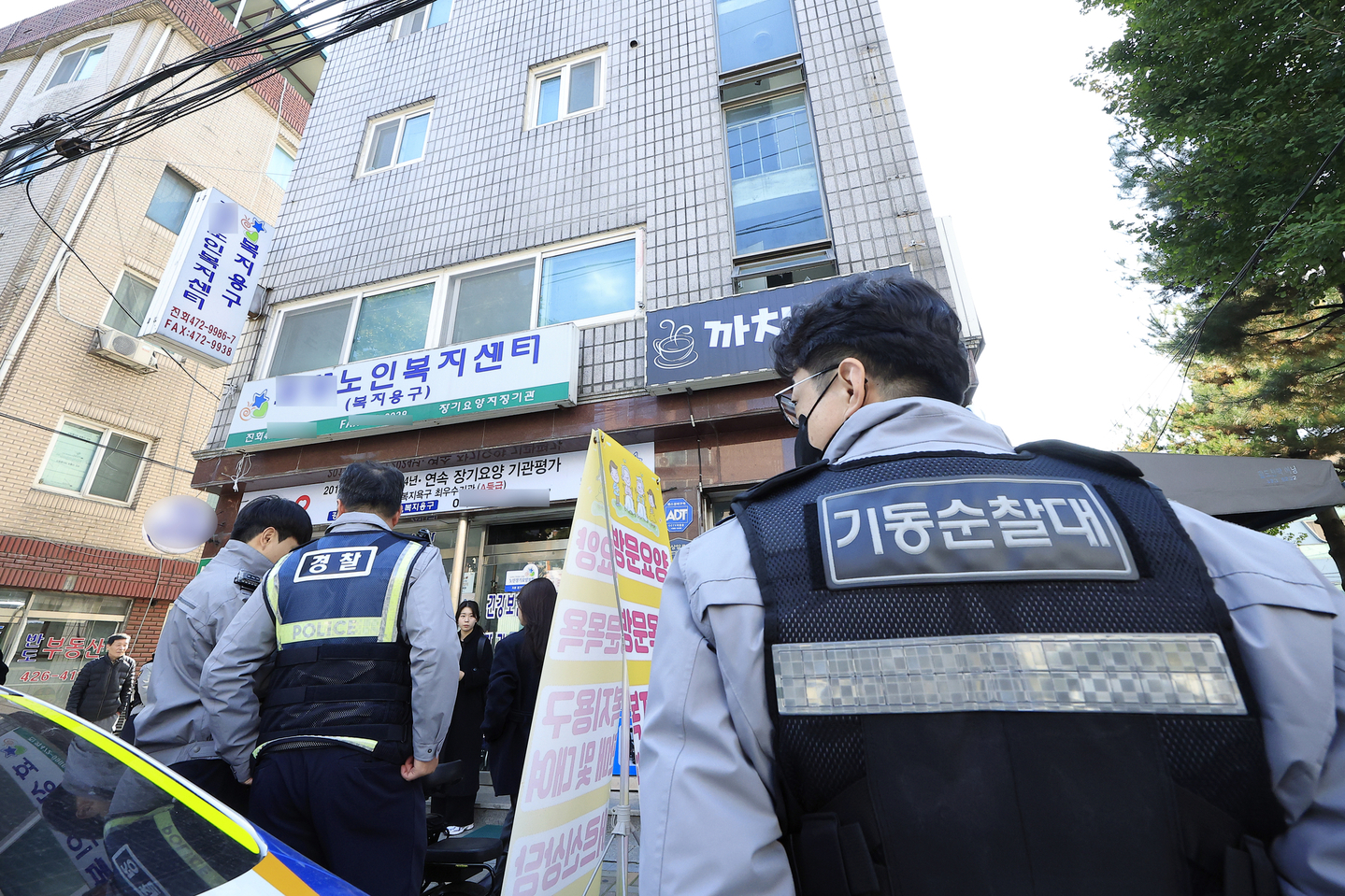 Police investigate while securing the scene after a knife attack occurs at a redevelopment association office in Cheonho-dong, Gangdong District, Seoul, on Nov. 4. [NEWS1]