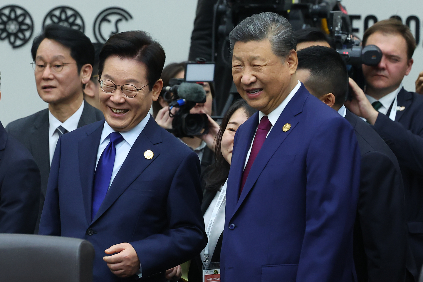 Korean President Lee Jae Myung, left, chats with Chinese President Xi Jinping ahead of the first session of the APEC summit at the Gyeongju Hwabaek International Convention Center in Gyeongju, North Gyeongsang, on Oct. 31. [JOINT PRESS CORPS]
