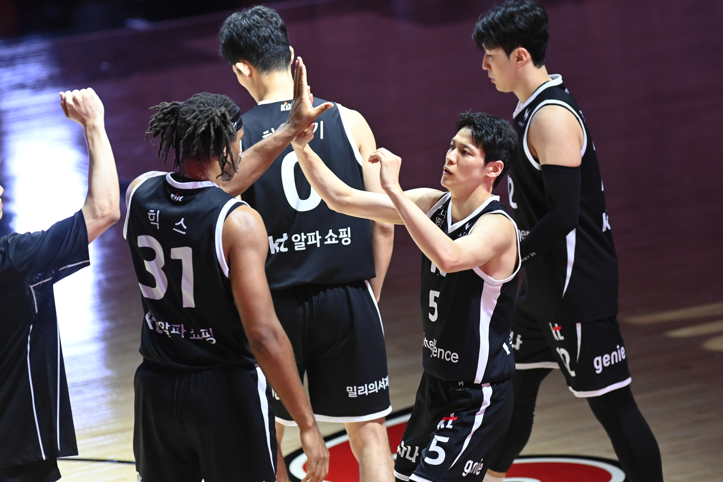 Suwon KT Sonicboom celebrate after winning a KBL game against the Seoul Samsung Thunders at Suwon KT Sonicboom Arena in Suwon, Gyeonggi on Oct. 9. [YONHAP] 
