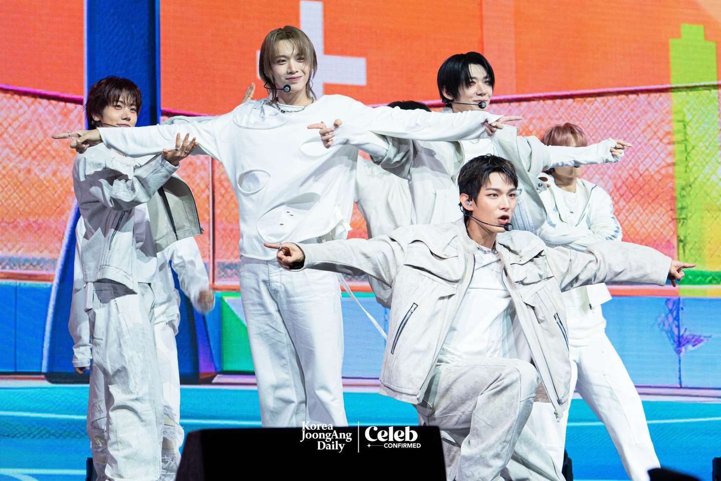 Boy band AHOF performs the B-side track “Run at 1.5x Speed” during a showcase for the release of its second EP, “The Passage,” at Yes24 Live Hall in eastern Seoul on Nov. 4. [DANIELA GONZALEZ PEREZ]