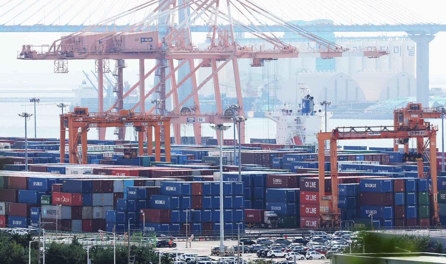 Export cargo is piled up at the Pyeongtaek Port in Gyeonggi on Oct. 16. [YONHAP]