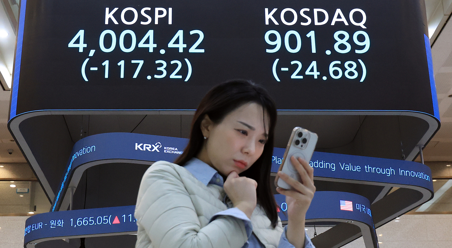Closing figures for the Kospi and Kosdaq are displayed on a monitor at the Korea Exchange in Yeongdeungpo District, western Seoul, on the afternoon of Nov. 5. [NEWS1]