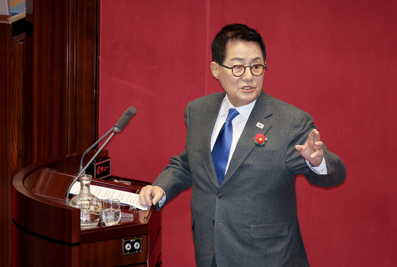 Democratic Party Rep. Park Jie-won speaks at the National Assembly in Yeouido, western Seoul, on Feb. 13. [JOONGANG ILBO]