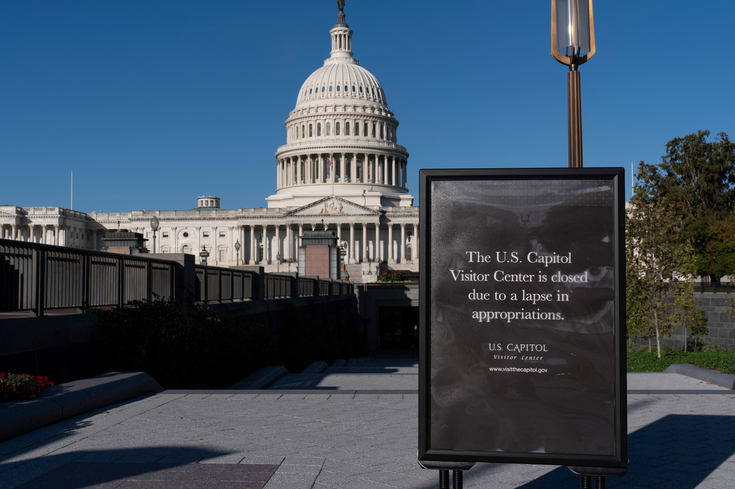 With the government shutdown now in its third week, a sign turns away tourists at the entrance to the Capitol Visitor Center in Washington on Oct. 15. [AP/YONHAP]