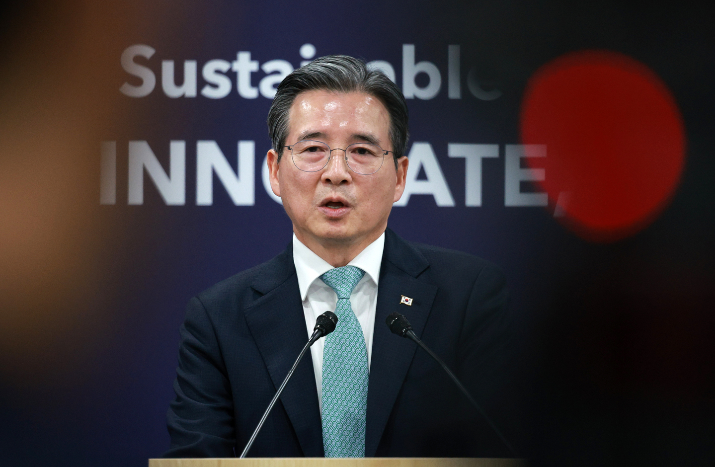 Kim Yong-beom, the presidential director of national policy, briefs reporters at the APEC Media Center in Gyeongju, North Gyeongsang, on Oct. 29. [JOINT PRESS CORPS]
