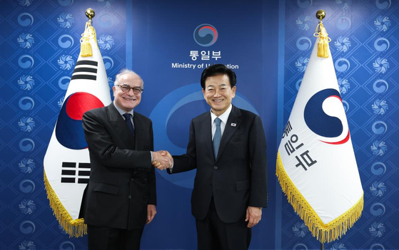 Unification Minister Chung Dong-youn, right, shakes hands with the European Union's new Ambassador to Korea Ugo Astuto during their meeting at Government Complex Seoul in central Seoul on Nov. 5. [YONHAP] 