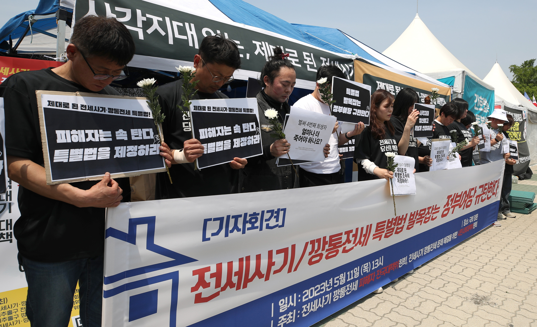 Victims of jeonse fraud scams grieve the loss of another victim during a press conference held in front of the National Assembly building in Yeouido, western Seoul on May 11, 2023. [NEWS1] 