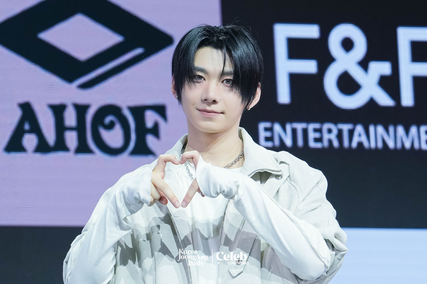 AHOF’s Han poses for photos during a showcase for the release of the group’s second EP, “The Passage,” at Yes24 Live Hall in eastern Seoul on Nov. 4. [DANIELA GONZALEZ PEREZ]