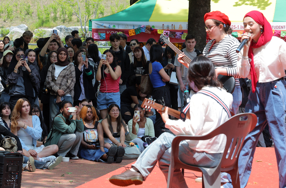 Students watch a performance at Korea University's International Students & Faculty Festival held on May 13. [NEWS1]