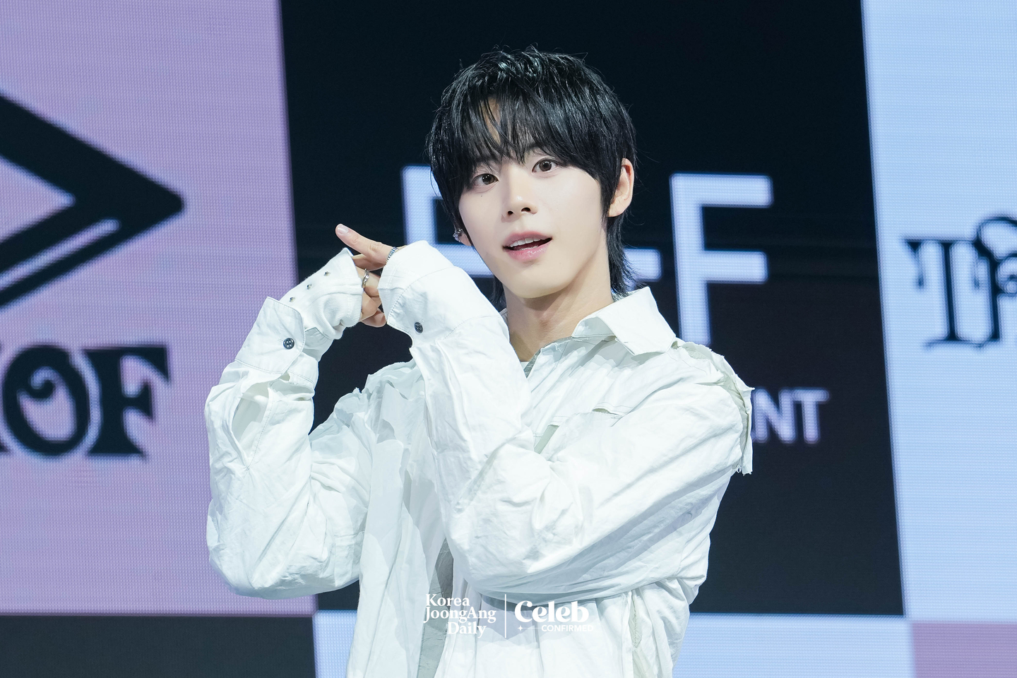 AHOF’s Jeongwoo poses for photos during a showcase for the release of the group’s second EP, “The Passage,” at Yes24 Live Hall in eastern Seoul on Nov. 4. [DANIELA GONZALEZ PEREZ]