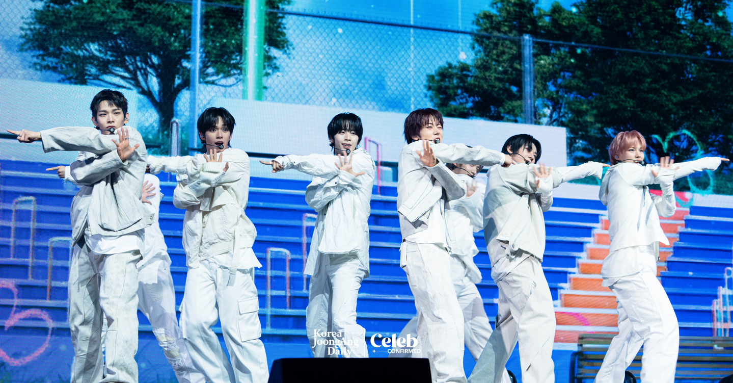 Boy band AHOF performs the B-side track “Run at 1.5x Speed” during a showcase for the release of its second EP, “The Passage,” at Yes24 Live Hall in eastern Seoul on Nov. 4. [DANIELA GONZALEZ PEREZ]