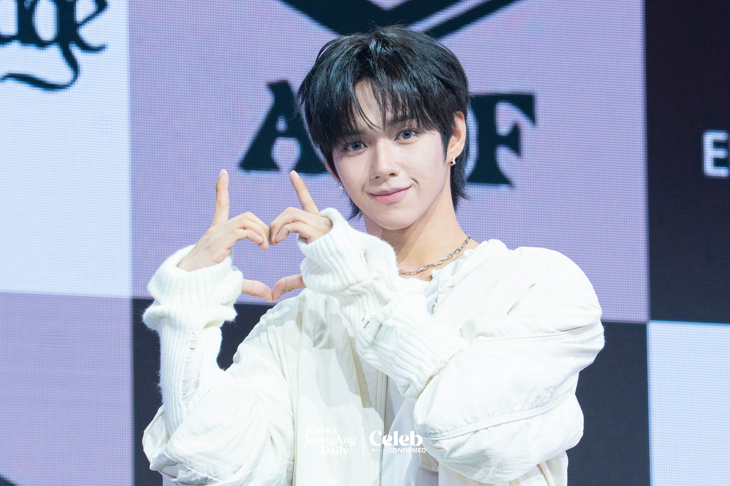 AHOF’s JL poses for photos during a showcase for the release of the group’s second EP, “The Passage,” at Yes24 Live Hall in eastern Seoul on Nov. 4. [DANIELA GONZALEZ PEREZ]