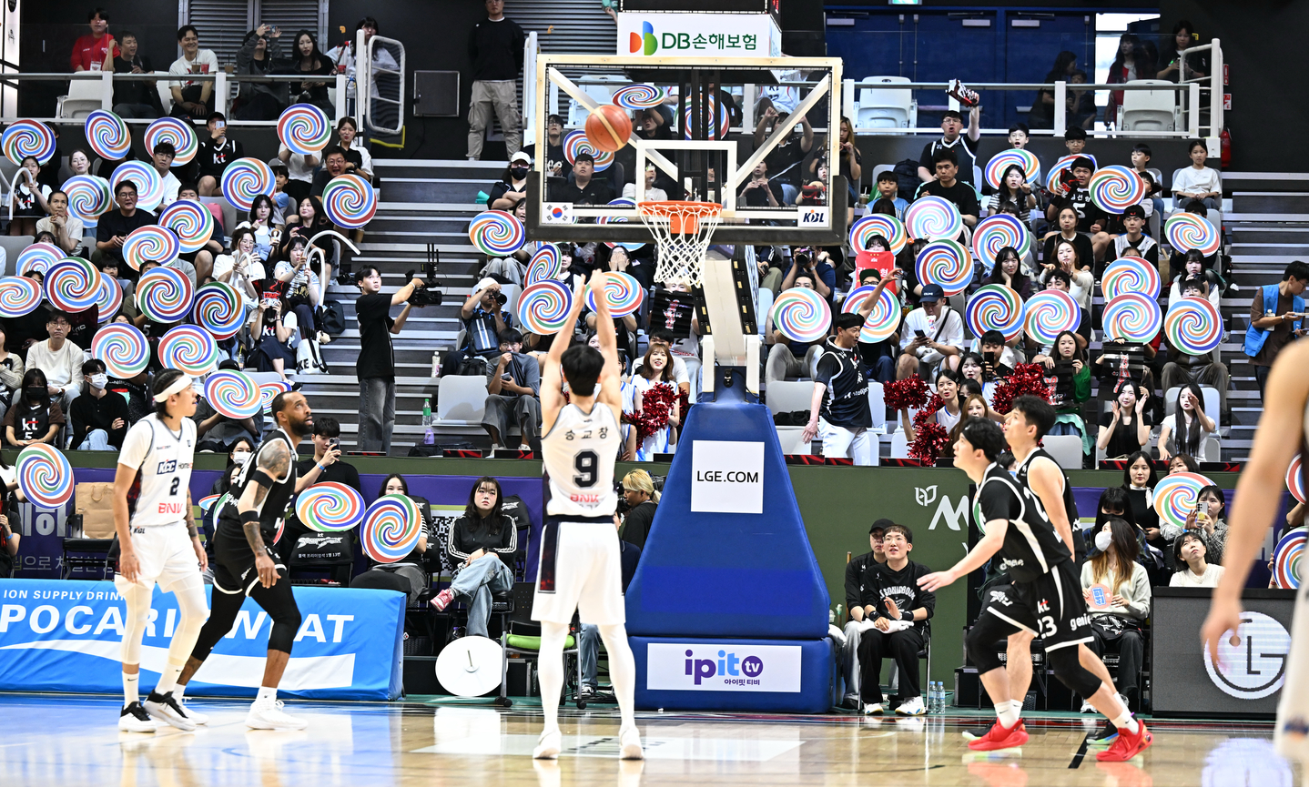 Suwon KT Sonicboom fans distract Busan KCC players at the free-throw line with spinning wheels at Suwon KT Sonicboom Arena in Suwon, Gyeonggi on Oct. 4. [KBL]