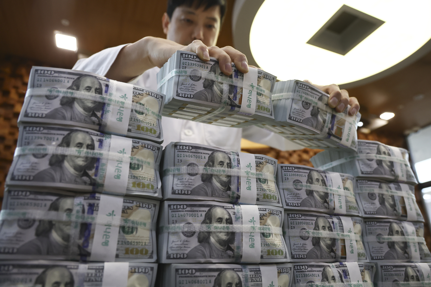 Dollar bills are seen stacked up at a Hana Bank branch in central Seoul on Oct. 13. [YONHAP]