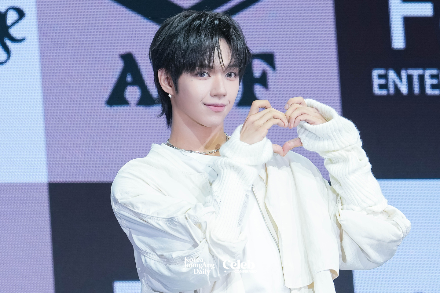 AHOF’s JL poses for photos during a showcase for the release of the group’s second EP, “The Passage,” at Yes24 Live Hall in eastern Seoul on Nov. 4. [DANIELA GONZALEZ PEREZ]