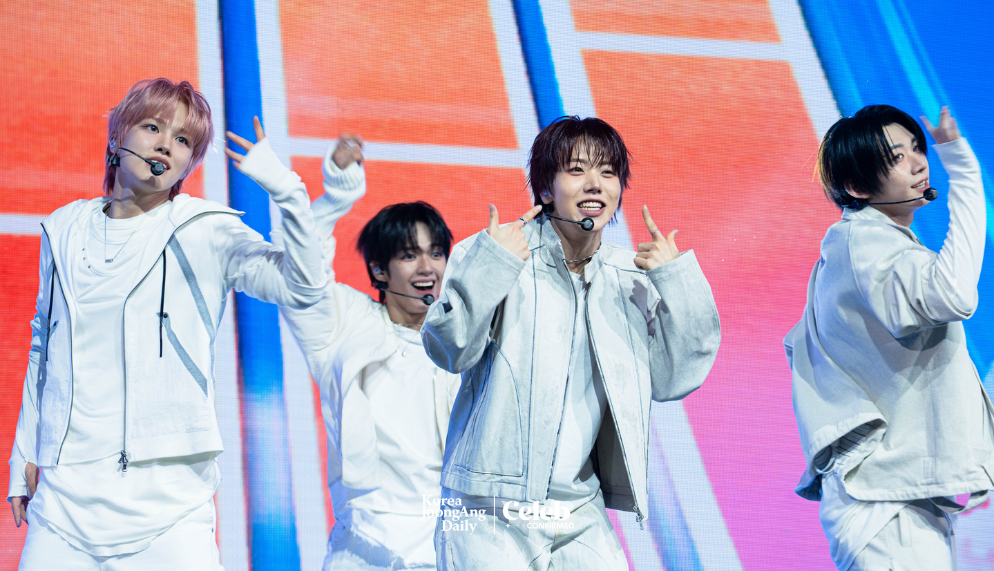 Boy band AHOF performs the B-side track “Run at 1.5x Speed” during a showcase for the release of its second EP, “The Passage,” at Yes24 Live Hall in eastern Seoul on Nov. 4. [DANIELA GONZALEZ PEREZ]