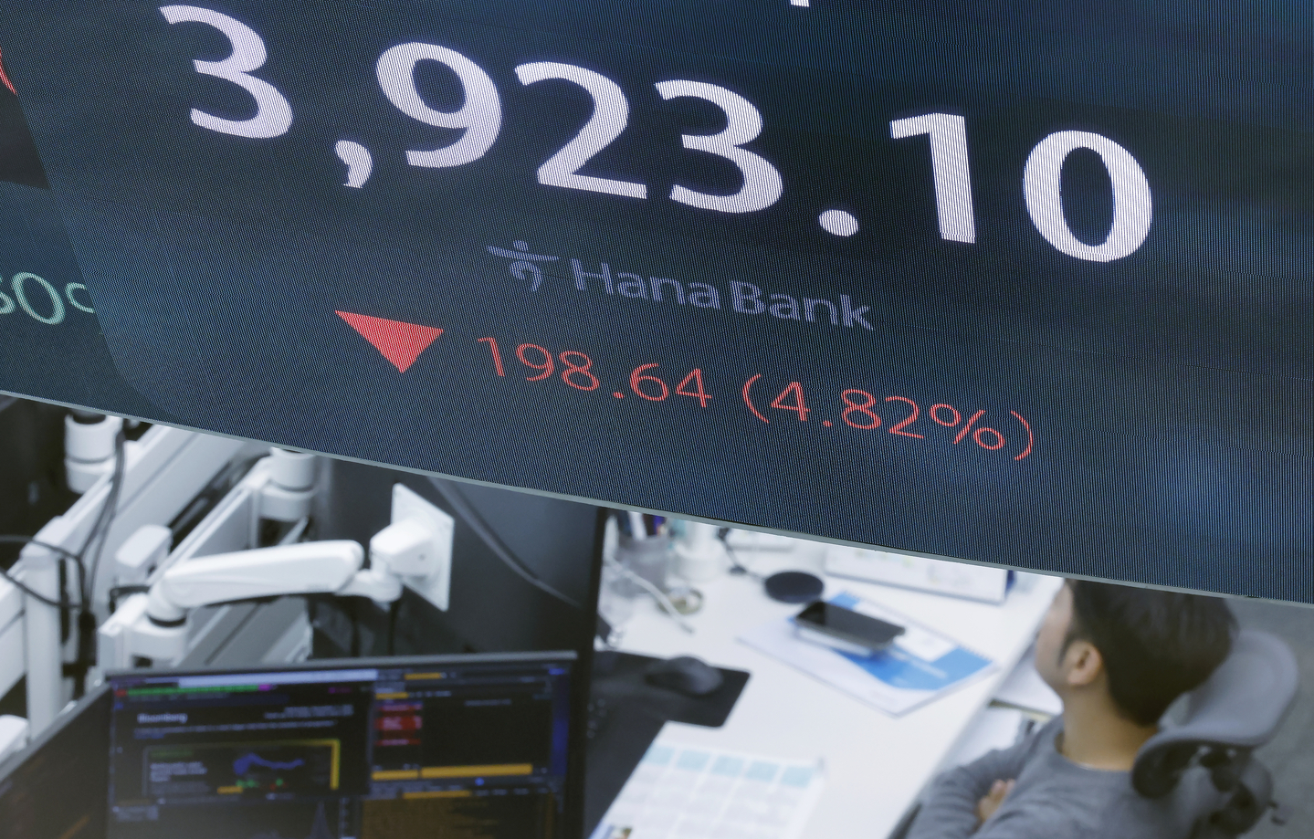 A screen in Hana Bank's trading room in central Seoul shows the Kospi opening on Nov. 5. [NEWS1]