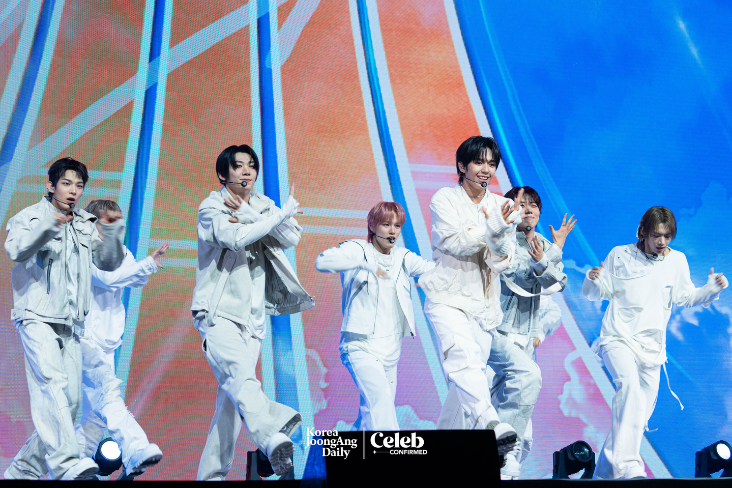Boy band AHOF performs the B-side track “Run at 1.5x Speed” during a showcase for the release of its second EP, “The Passage,” at Yes24 Live Hall in eastern Seoul on Nov. 4. [DANIELA GONZALEZ PEREZ]