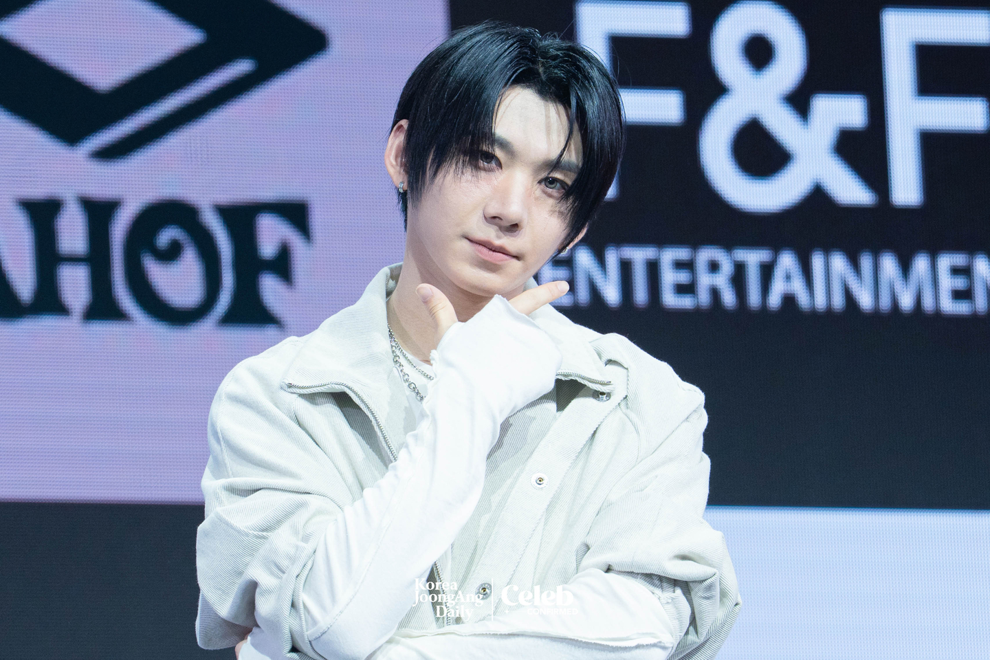 AHOF’s Han poses for photos during a showcase for the release of the group’s second EP, “The Passage,” at Yes24 Live Hall in eastern Seoul on Nov. 4. [DANIELA GONZALEZ PEREZ]