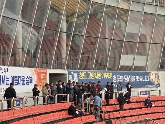 Audiences watch a bullfighting match in Cheongdo, North Gyeongsang, on Nov. 6. [BAEK KYUNG-SEO]