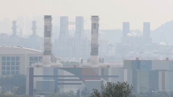 A view of power plants in Incheon’s Seo District is seen from the Gyeongin Ara Waterway on Oct. 19, 2021. [YONHAP]