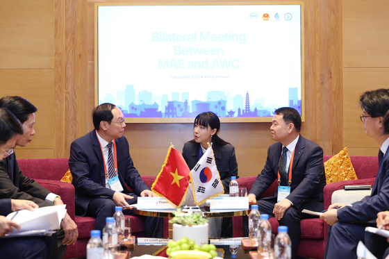 Yun Seog-dae, right, CEO of the Korea Water Resources Corporation, discusses water sector cooperation with Le Cong Thanh, left, Vietnam’s vice minister of agriculture and environment, during a pre-meeting exchange ahead of the 23rd Asia Water Council Board of Council Meeting in Hanoi, Vietnam, on Nov. 5. [KOREA WATER RESOURCES CORPORATION]