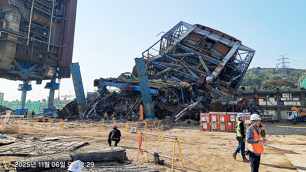 A large structure collapses at Korea East-West Power’s branch in Yongjam-dong, Nam District, Ulsan, at around 2:07 p.m. on Nov. 6. [ULSAN FIRE DEPARTMENT]