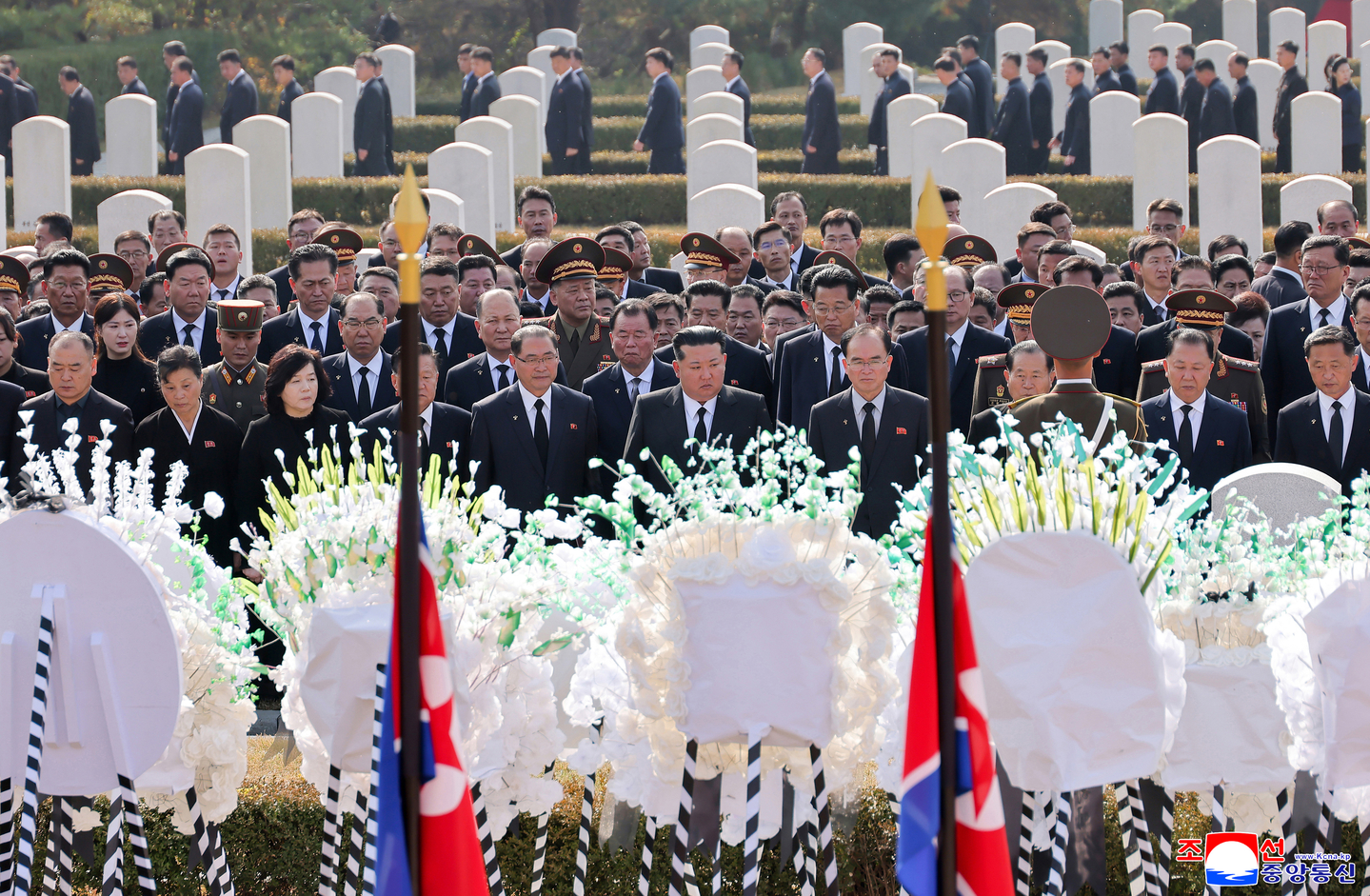 Kim Yong-nam, the former chairman of the North’s Standing Committee of the Supreme People’s Assembly who died on Nov. 3, is buried at the Patriotic Martyrs’ Cemetery in Sinmi-ri, Pyongyang, on Nov. 5 with North Korean leader Kim Jong-un in attendance, the Korean Central News Agency (KCNA) reported Nov. 6. [KCNA]