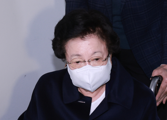 Lee Bae-yong, former head of the National Education Commission, appears at the office of special counsel Min Joong-ki's team in Seoul on Nov. 6, to be questioned by the team over allegations that she gifted a golden turtle ornament to Kim Keon Hee, wife of former President Yoon Suk Yeol, following Yoon's presidential election win in March 2022 in hope of securing a senior government post. [YONHAP]
