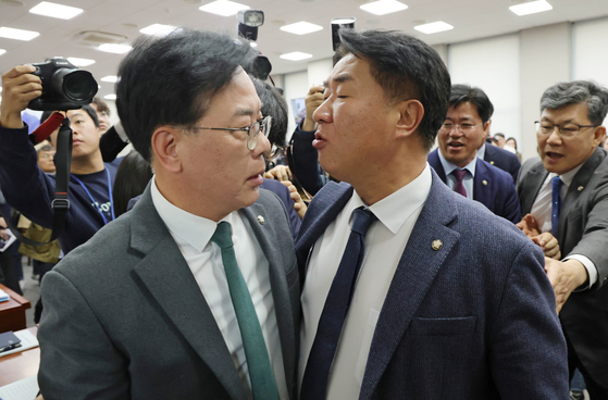 Rep. Lee Ki-heon of the Democratic Party, right, and People Power Party floor leader Rep. Song Eon-seog clash at the National Assembly in western Seoul on Nov. 6. [LIM HYUN-DONG]