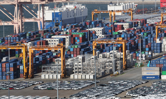 Containers pile up at Pyeongtaek Port in Pyeongtaek, Gyeonggi on Nov. 2. [YONHAP]