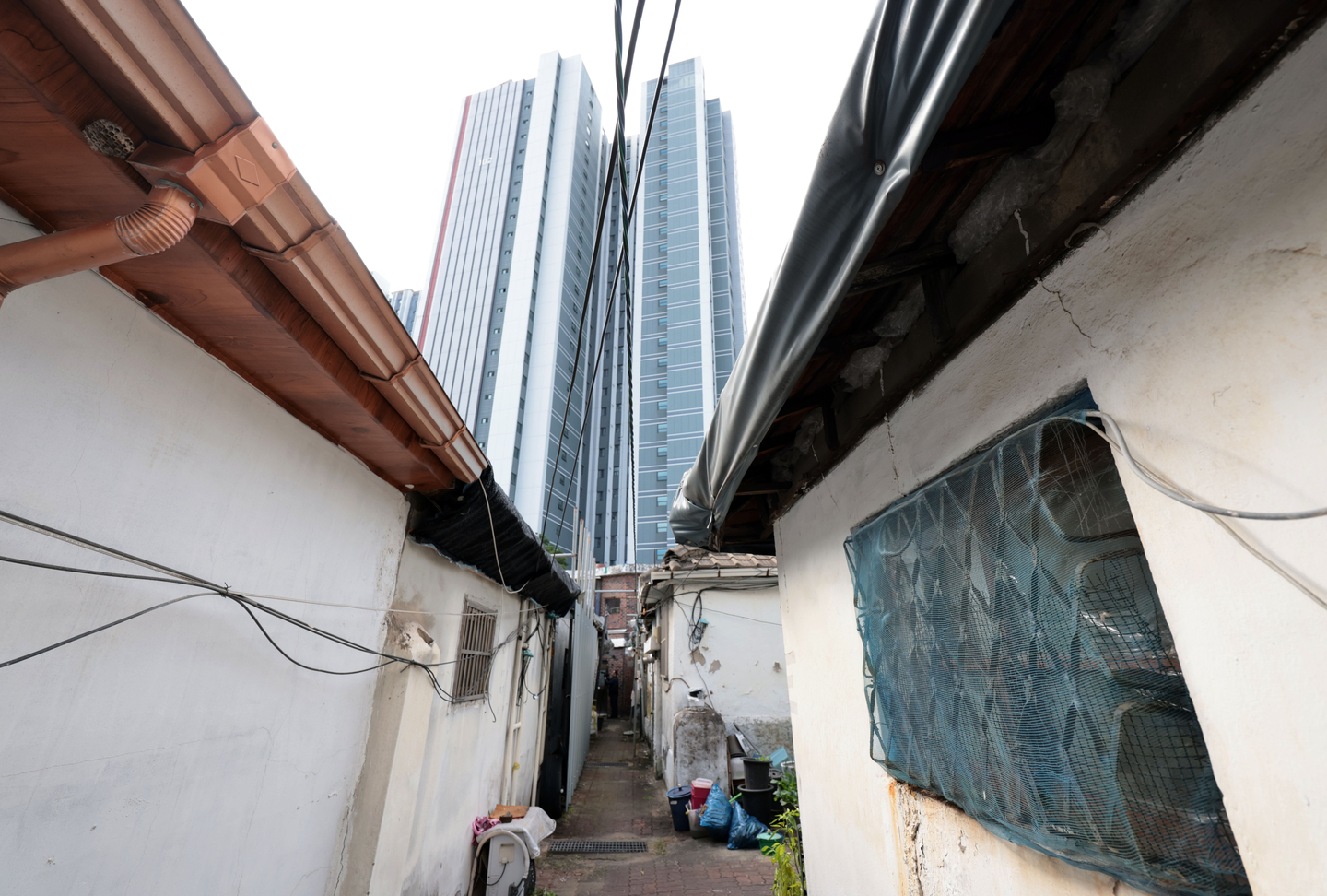 Following the Oct. 15 real estate measures designating all of Seoul as a regulated area and speculation-prone zone, major redevelopment and reconstruction projects are expected to face significant delays. The photo, taken on Oct. 24, shows newly built apartment buildings behind the Sangye 5 Renewal Promotion Zone, a redevelopment area in Nowon District, Seoul. [YONHAP] 
