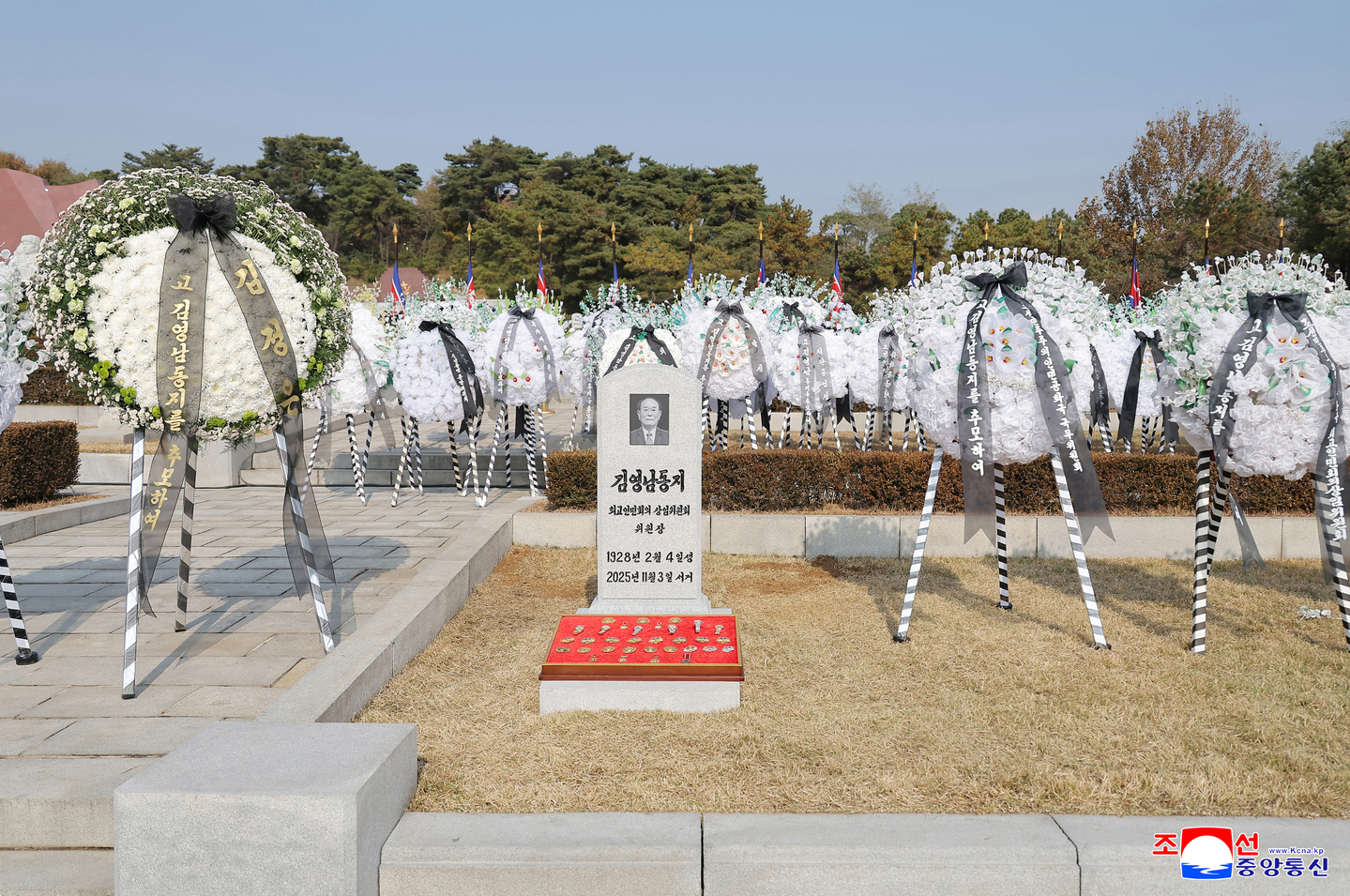 Kim Yong-nam, the former chairman of the North’s Standing Committee of the Supreme People’s Assembly who died on Nov. 3, is buried at the Patriotic Martyrs’ Cemetery in Sinmi-ri, Pyongyang, on Nov. 5 with North Korean leader Kim Jong-un in attendance, the Korean Central News Agency (KCNA) reported Nov. 6. [KCNA]
