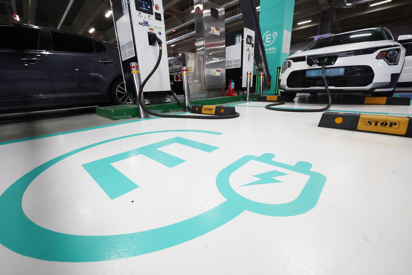 Cars are parked at an EV charging station in Seoul on Aug. 29. [NEWS1]