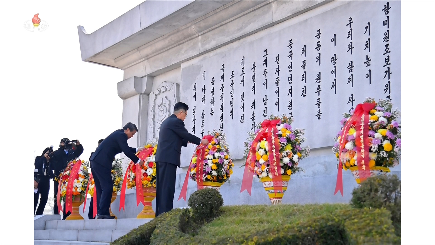 A wreath was laid at the Friendship Tower in Pyongyang on Oct. 25 to mark the 75th anniversary of China’s entry into the Korean War, according to Korean Central Television on Oct. 26. The wreaths were sent in the name of the Central Committee of the Workers’ Party of Korea and the Central Committee of the Communist Party of China. Kim Song-nam, director of the party’s International Department, and Chinese Ambassador to North Korea Wang Yajun attended the ceremony. [KOREAN CENTRAL TELEVISION]