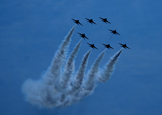 The Air Force’s Black Eagles perform an aerial demonstration during a ceremony marking the 77th Armed Forces Day at the Gyeryongdae military headquarters in South Chungcheong on Oct. 1. [JOINT PRESS CORPS] 