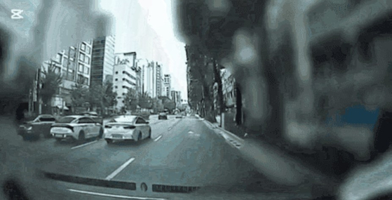 Mobile patrol officers chase a suspect. [SEOUL METROPOLITAN POLICE AGENCY]