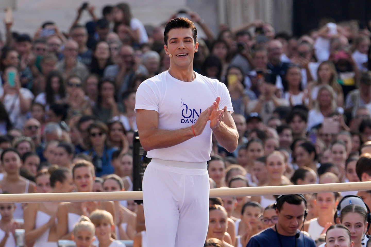 Renowned Italian dancer Roberto Bolle directs the ″white dance″ during the event ″One Dance″ in front of the Duomo gothic cathedral, in Milan, Italy, Sunday, Sept. 10, 2023. [AP/YONHAP]