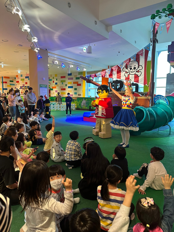 Kids enjoy a live performance at the Legoland Hotel in Chuncheon, Gangwon, on April 27. [SEO JI-EUN]