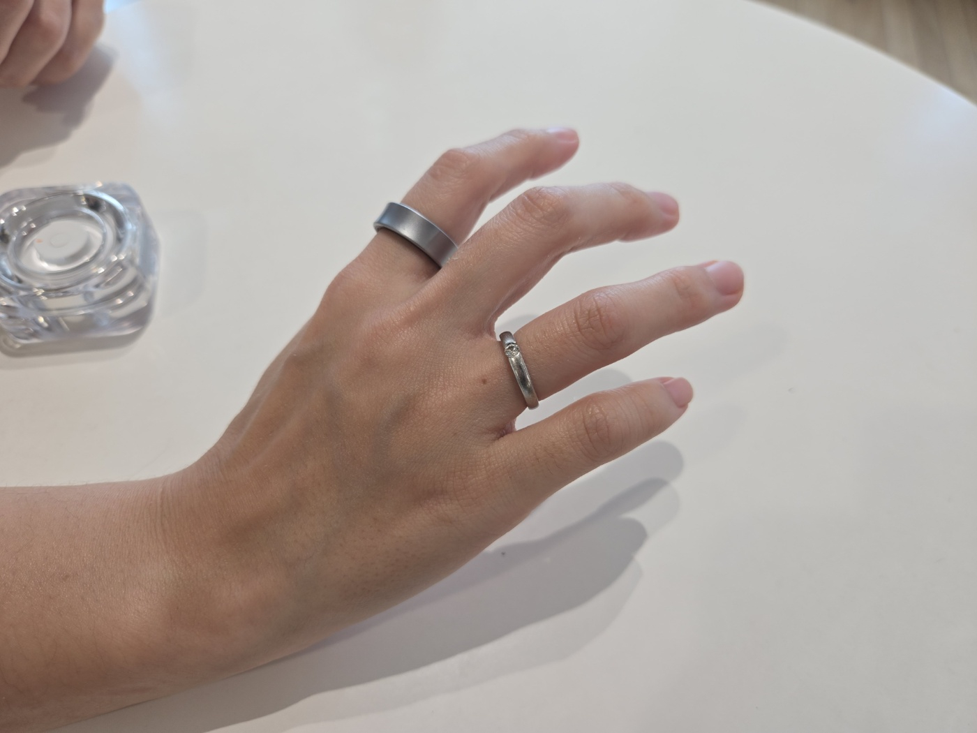 The Galaxy Ring on the index finger and an ordinary ring on the ring finger [KIM MYEONG-JI]