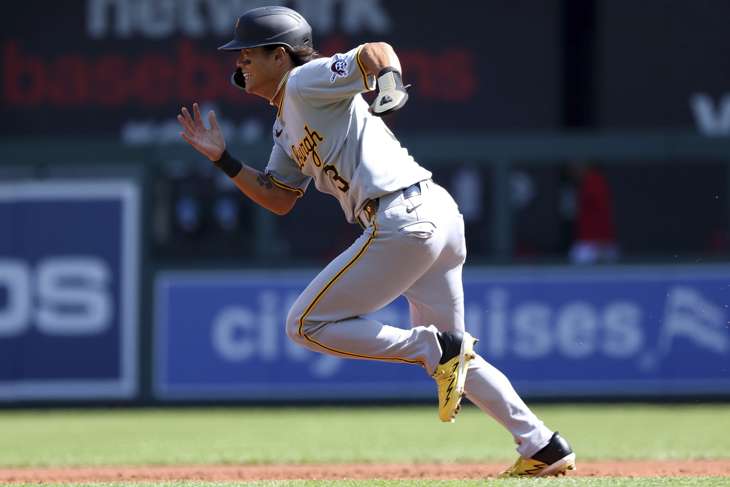 Pittsburgh Pirates' Bae Ji-hwan attempts to steal second during the second inning of a baseball game against the Washington Nationals, Sunday, Sept. 14, in Washington. [AP/YONHAP]