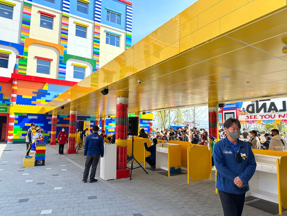 A kid participates in Legoland's opening performance at Legoland Resort Korea on April 28. [SEO JI-EUN]