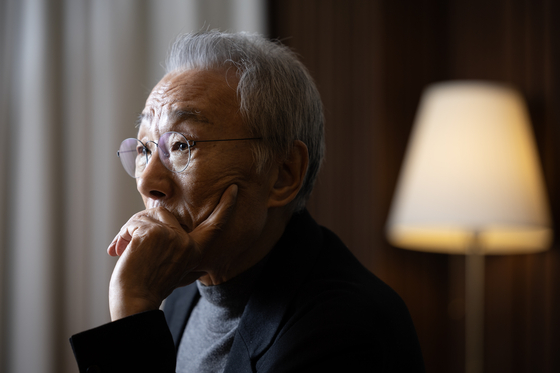 Novelist Hwang Sok-yong speaks with the JoongAng Ilbo in an interview at Jongno District, central Seoul, on Nov. 14, 2023. [JOONGANG ILBO] 