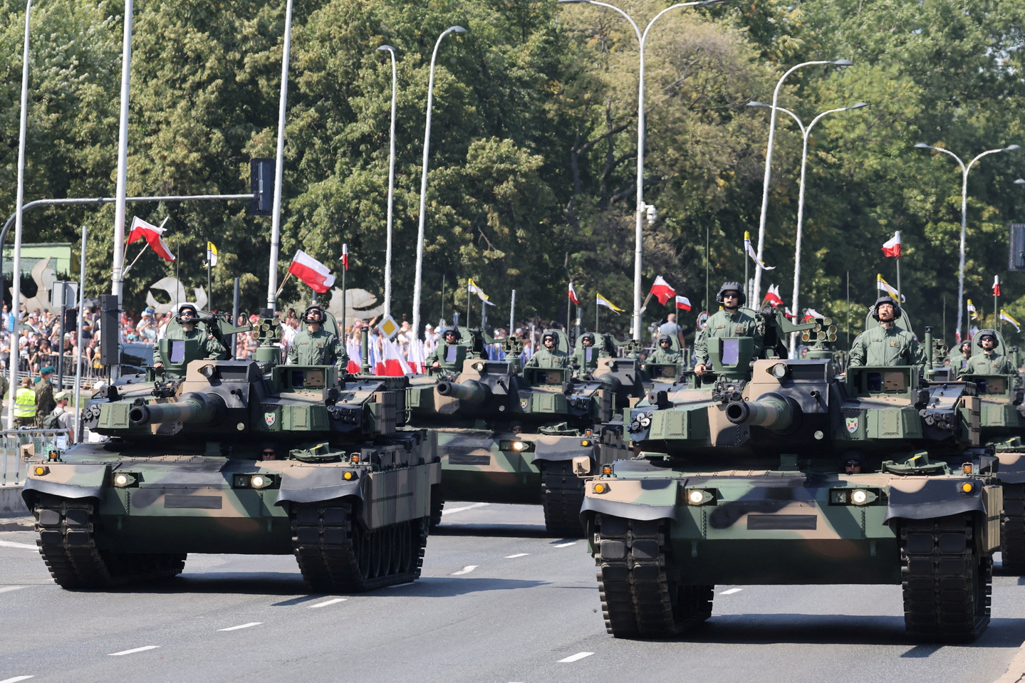  K2 main battle tanks march through the streets of Warsaw during the Polish Armed Forces Day military parade on Aug 15 [REUTERS/YONHAP]