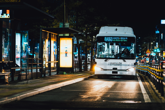 In a photo provided by the Seoul Metropolitan Government on Sunday, an autonomous bus operates on a Seoul road during the early morning hours. [SEOUL METROPOLITAN GOVERNMENT]