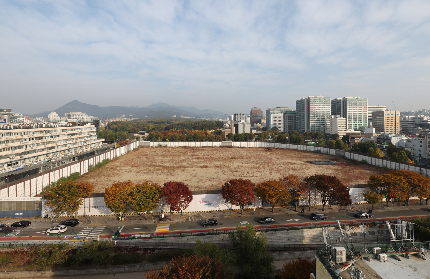 A view of the Sewoon District 4 area in Jongno District, central Seoul, is seen on Nov. 6. The Supreme Court upheld the validity of a Seoul Metropolitan Government ordinance that eased development restrictions outside historical and cultural preservation zones without consultation with the Korea Heritage Service the same day. The ruling drew attention for its connection to the redevelopment project across from Jongmyo Shrine. [YONHAP]