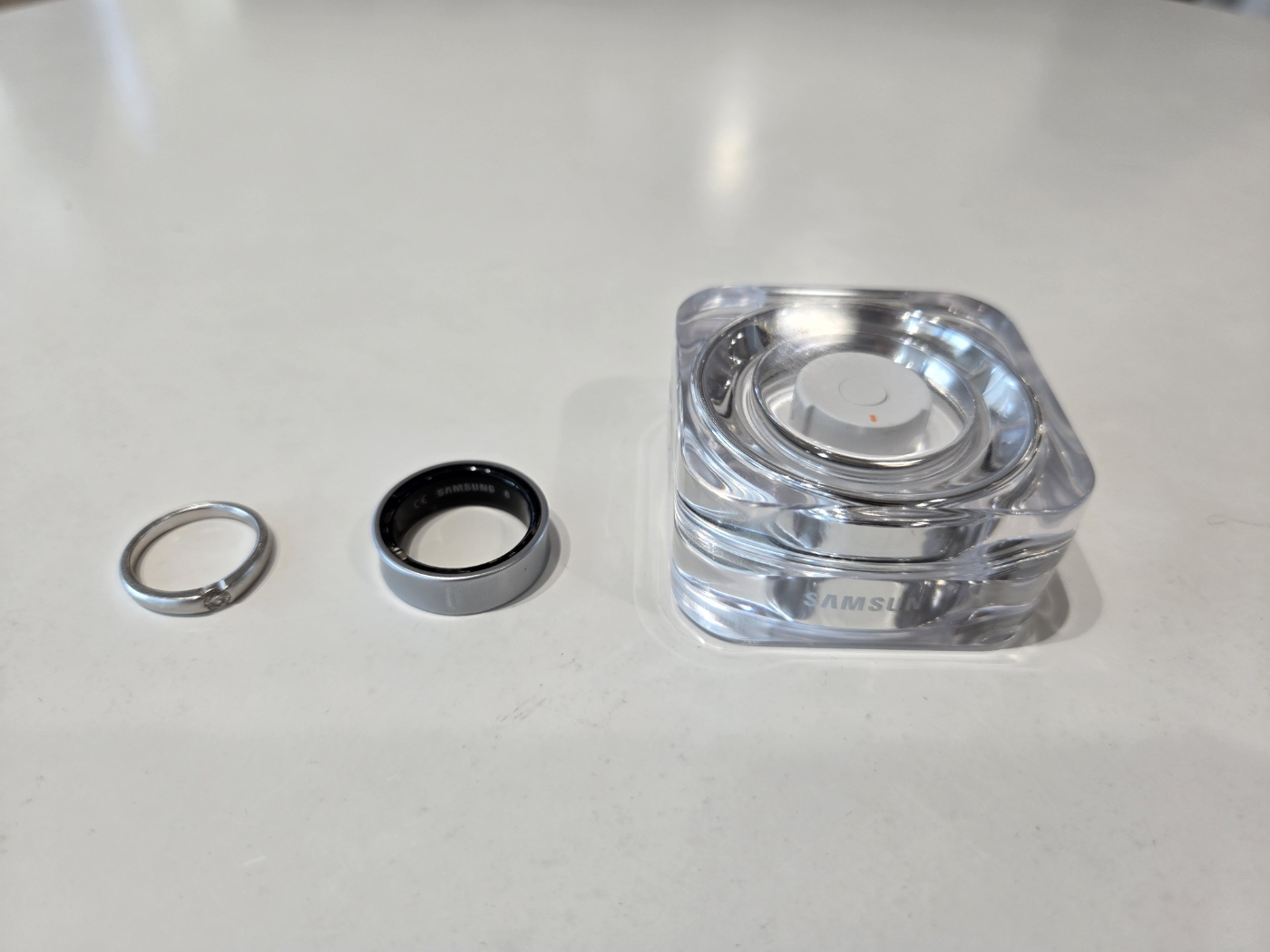 From left, a ring from a jewelry brand, the Galaxy Ring in silver shade, and its charger [JIN EUN-SOO]